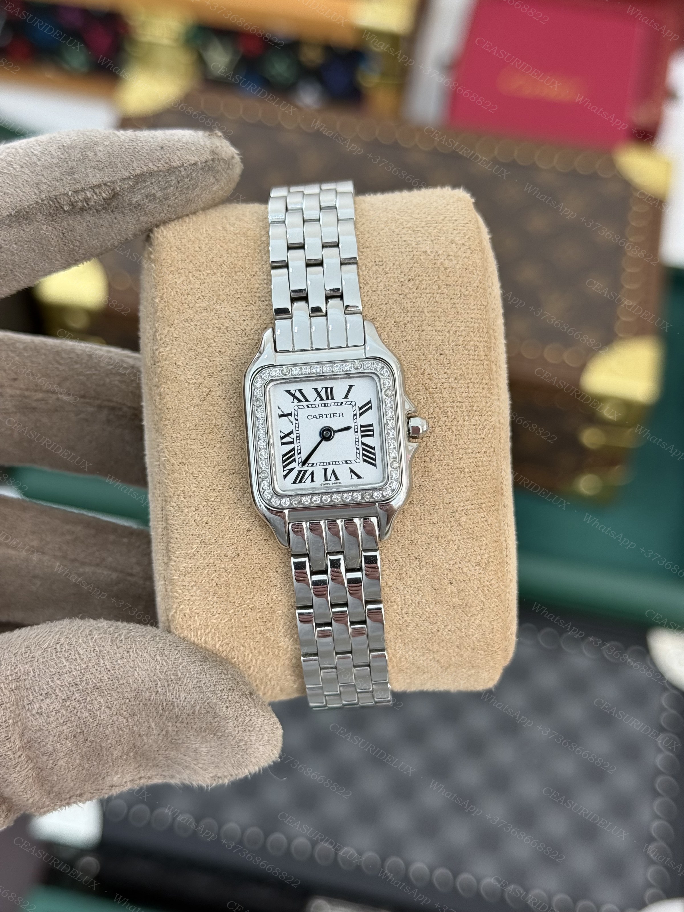 Cartier Panthere 22mm Background