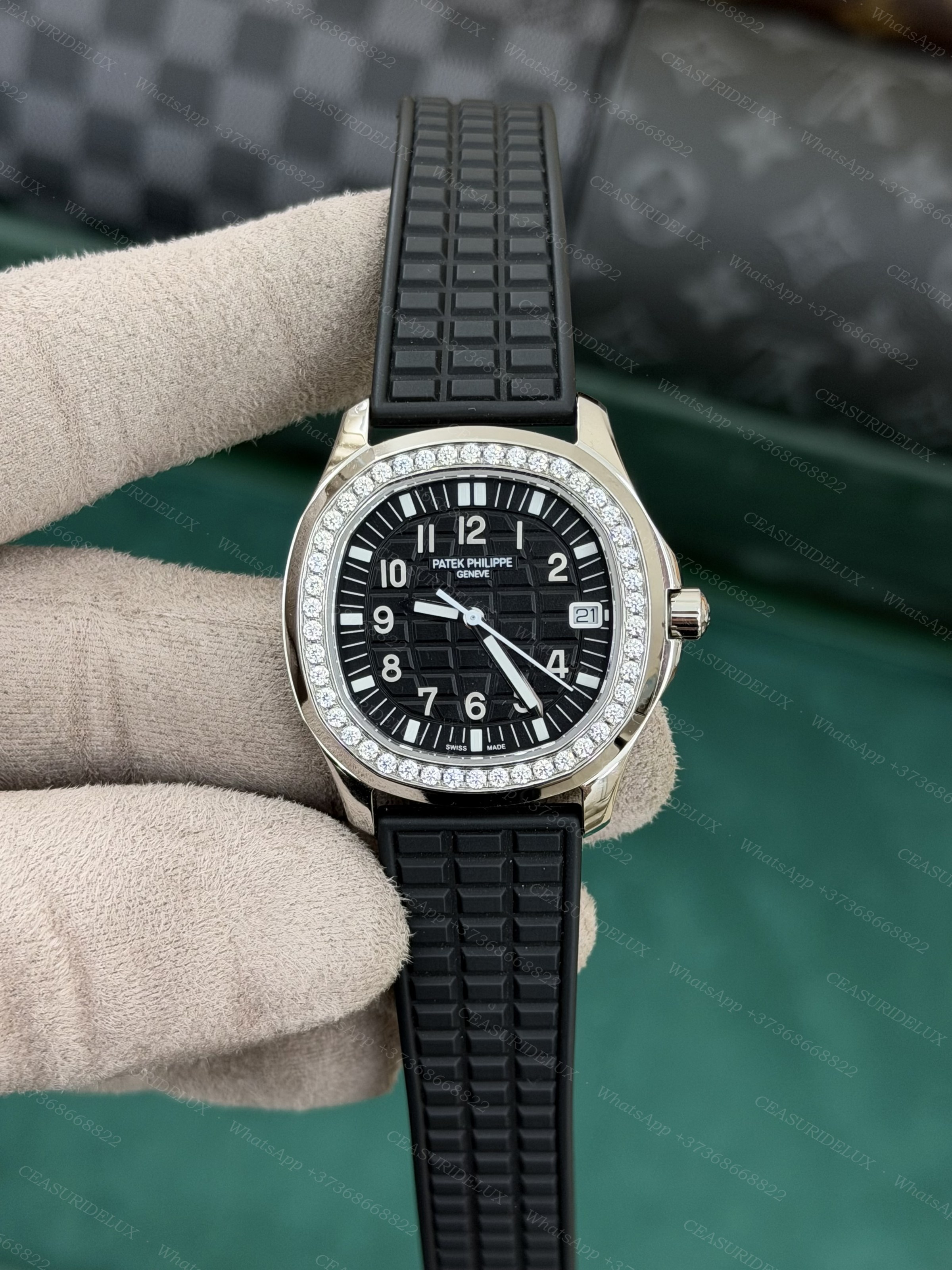Patek Philippe Aquanaut Lady 34mm Background