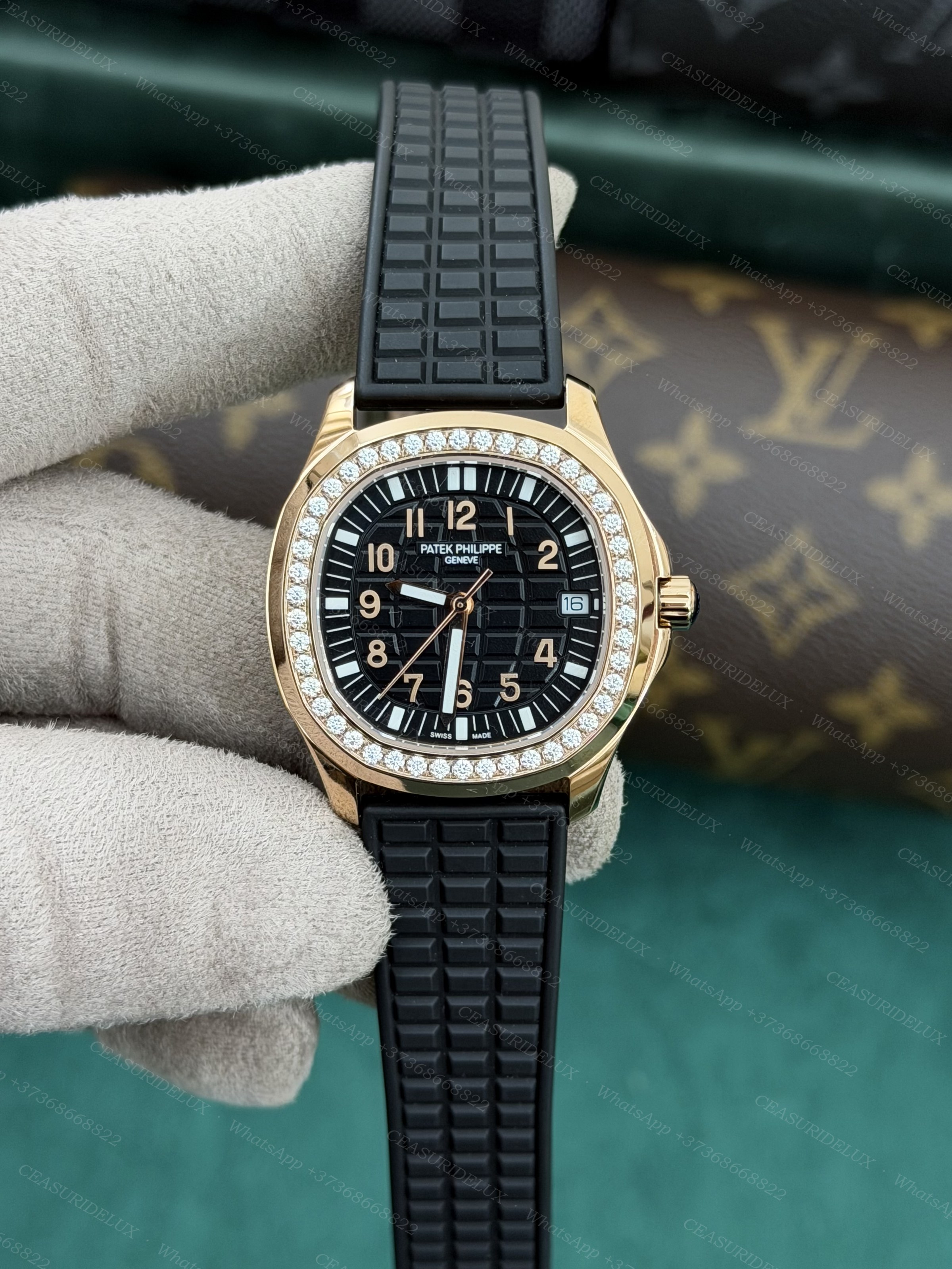 Patek Philippe Aquanaut Lady 34mm Background