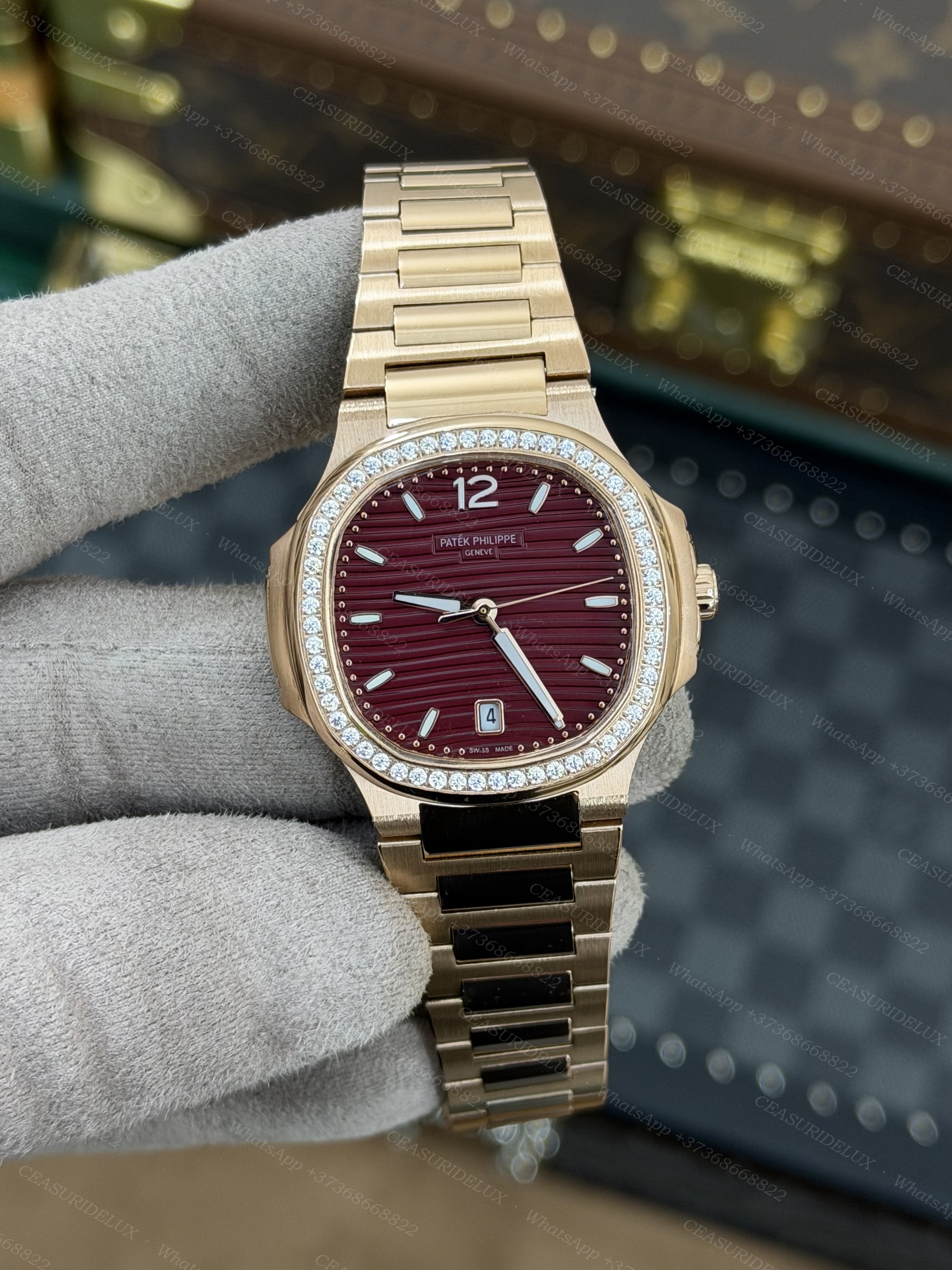 Patek Philippe Nautilus Lady 32mm Background